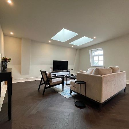 Luxurious, 2 Bed, 2 Bath Penthouse Apartment In Highly Desirable Chigwell Chcl F8 Dış mekan fotoğraf