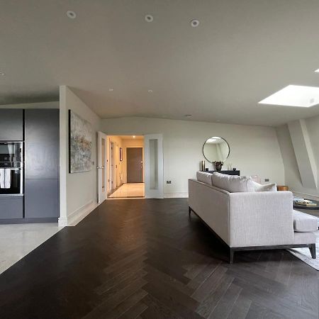 Luxurious, 2 Bed, 2 Bath Penthouse Apartment In Highly Desirable Chigwell Chcl F8 Dış mekan fotoğraf