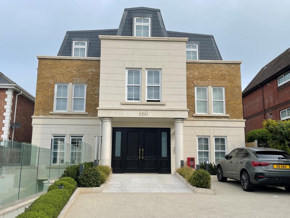 Luxurious, 2 Bed, 2 Bath Penthouse Apartment In Highly Desirable Chigwell Chcl F8 Dış mekan fotoğraf