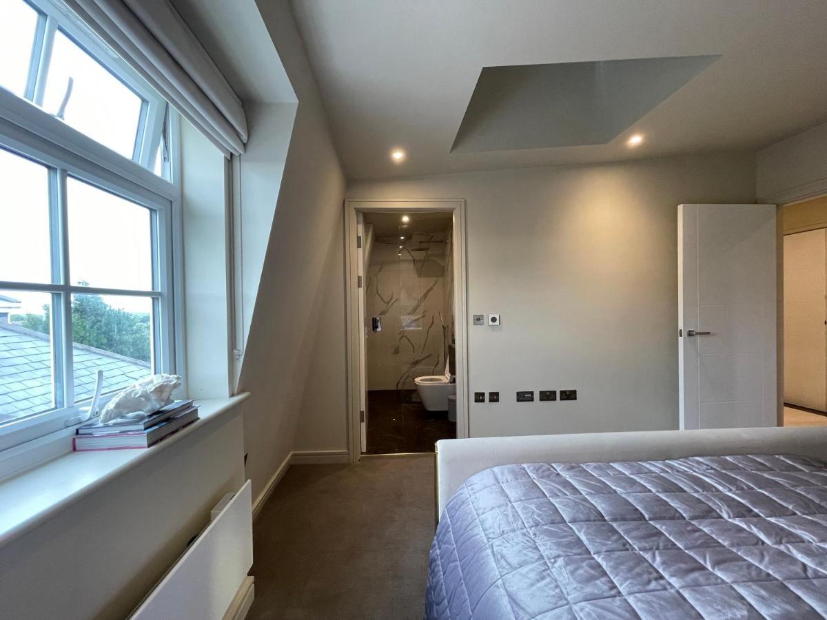 Luxurious, 2 Bed, 2 Bath Penthouse Apartment In Highly Desirable Chigwell Chcl F8 Dış mekan fotoğraf