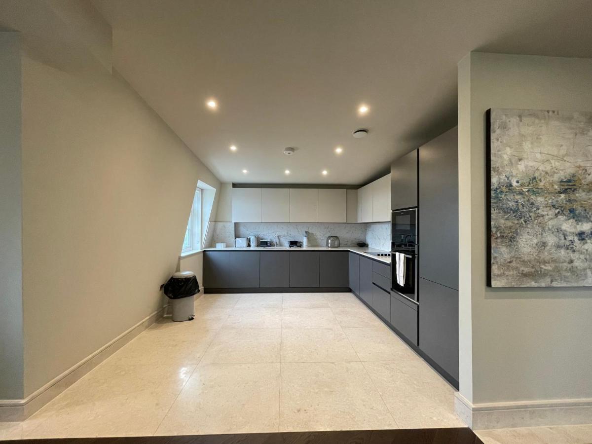 Luxurious, 2 Bed, 2 Bath Penthouse Apartment In Highly Desirable Chigwell Chcl F8 Dış mekan fotoğraf