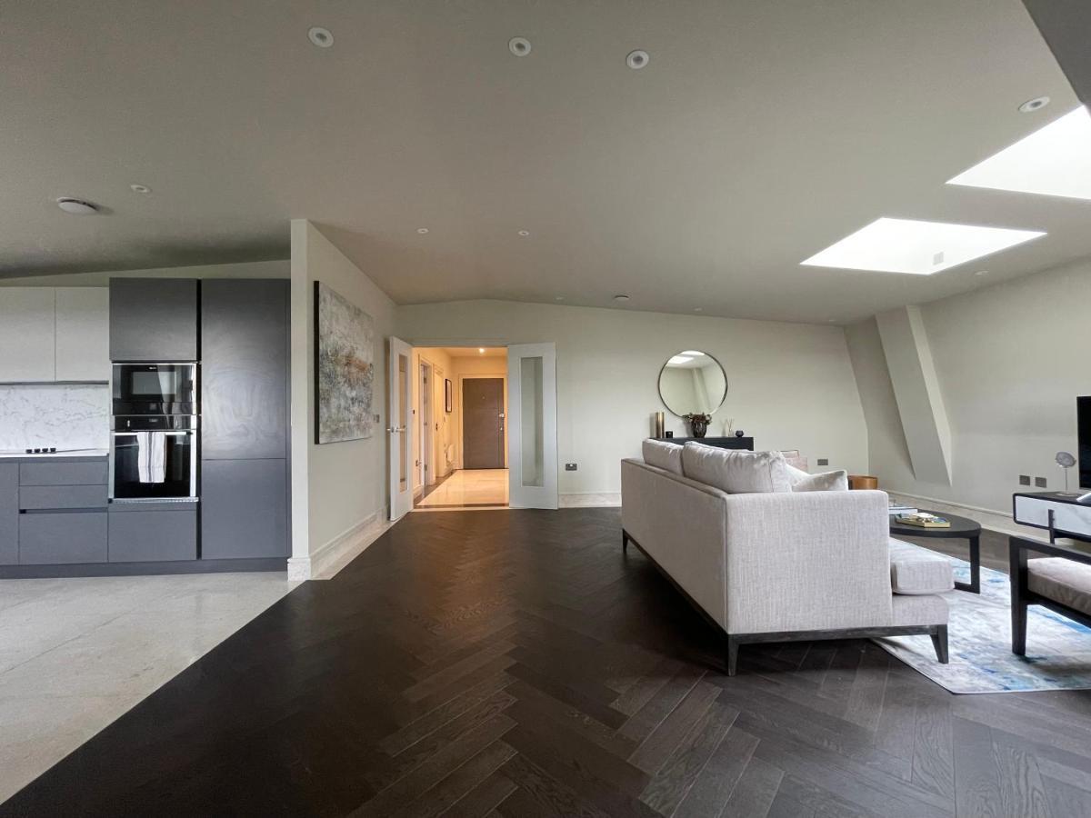 Luxurious, 2 Bed, 2 Bath Penthouse Apartment In Highly Desirable Chigwell Chcl F8 Dış mekan fotoğraf