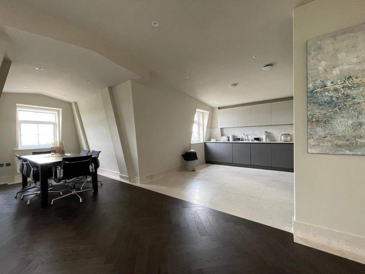 Luxurious, 2 Bed, 2 Bath Penthouse Apartment In Highly Desirable Chigwell Chcl F8 Dış mekan fotoğraf