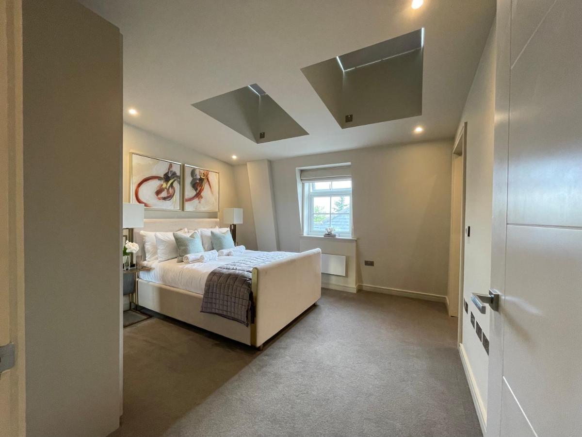 Luxurious, 2 Bed, 2 Bath Penthouse Apartment In Highly Desirable Chigwell Chcl F8 Dış mekan fotoğraf