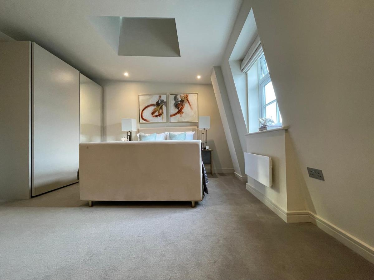 Luxurious, 2 Bed, 2 Bath Penthouse Apartment In Highly Desirable Chigwell Chcl F8 Dış mekan fotoğraf
