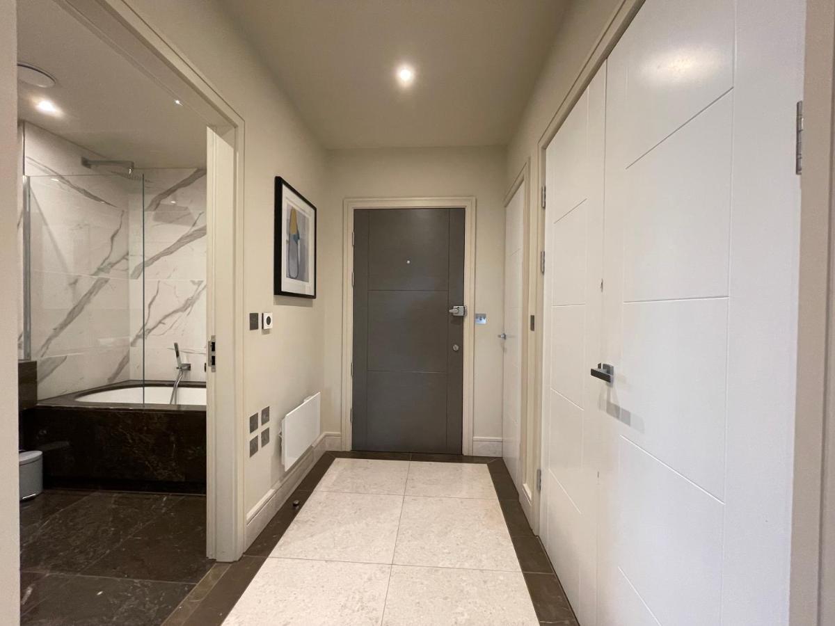 Luxurious, 2 Bed, 2 Bath Penthouse Apartment In Highly Desirable Chigwell Chcl F8 Dış mekan fotoğraf