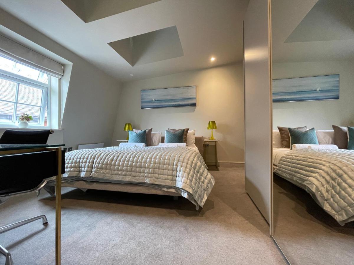 Luxurious, 2 Bed, 2 Bath Penthouse Apartment In Highly Desirable Chigwell Chcl F8 Dış mekan fotoğraf