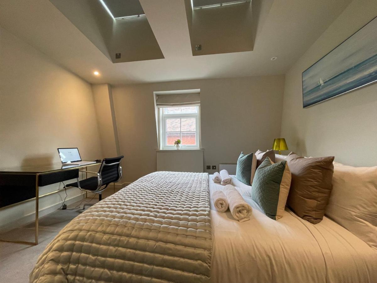 Luxurious, 2 Bed, 2 Bath Penthouse Apartment In Highly Desirable Chigwell Chcl F8 Dış mekan fotoğraf