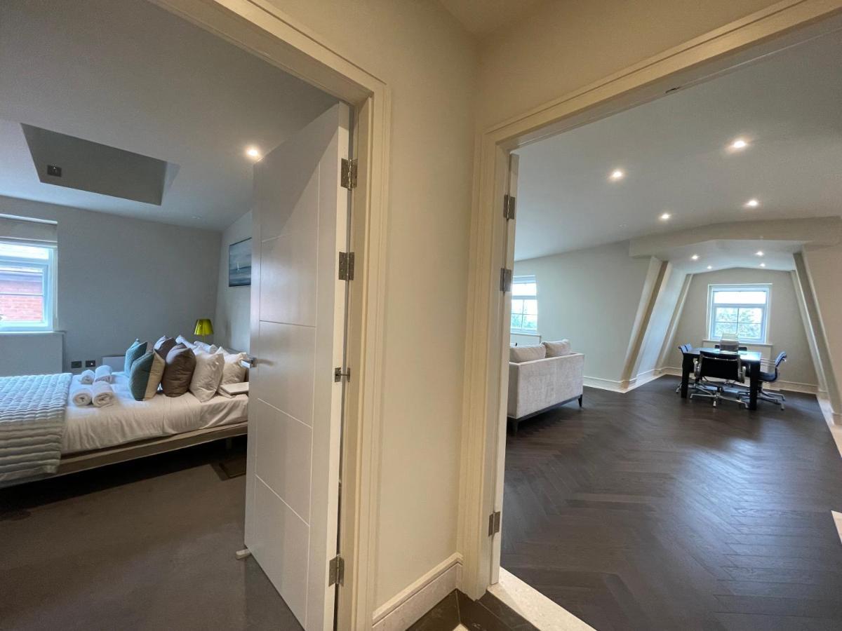 Luxurious, 2 Bed, 2 Bath Penthouse Apartment In Highly Desirable Chigwell Chcl F8 Dış mekan fotoğraf