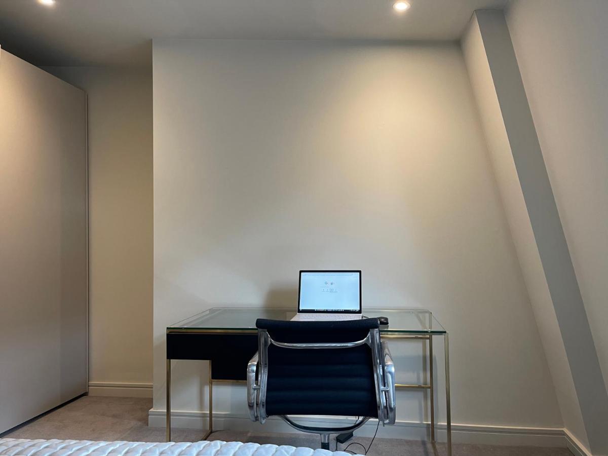 Luxurious, 2 Bed, 2 Bath Penthouse Apartment In Highly Desirable Chigwell Chcl F8 Dış mekan fotoğraf