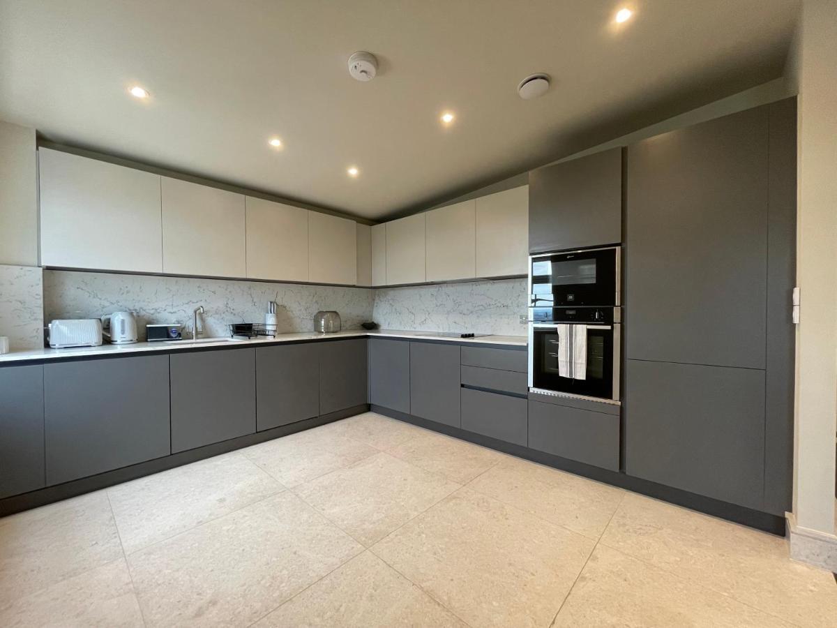 Luxurious, 2 Bed, 2 Bath Penthouse Apartment In Highly Desirable Chigwell Chcl F8 Dış mekan fotoğraf
