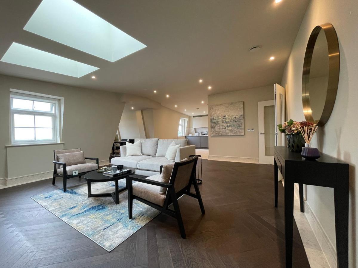 Luxurious, 2 Bed, 2 Bath Penthouse Apartment In Highly Desirable Chigwell Chcl F8 Dış mekan fotoğraf